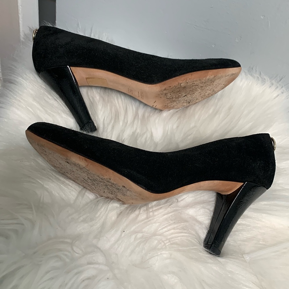 Authentic Gucci black suede pumps with gold decal - Picture 13 of 17